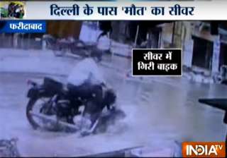 Open manhole in Faridabad traps vehicles,... Open manhole in Faridabad traps vehicles,...