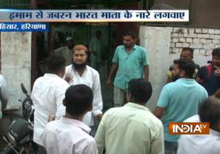 Imam slapped outside mosque by alleged Bajrang... Imam slapped outside mosque by alleged Bajrang...