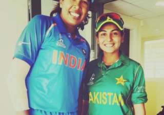 Pakistan pacer Kainat Imtiaz with India's Jhulan... Pakistan pacer Kainat Imtiaz with India's Jhulan...
