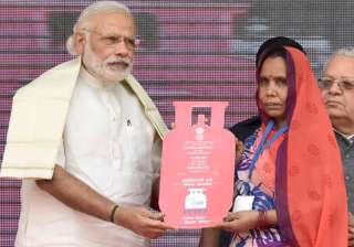 PM Modi expresses happiness on Ujjwala Yojana's... PM Modi expresses happiness on Ujjwala Yojana's...