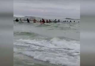 80 people formed human chain to save family - India TV 80 people formed human chain to save family - India TV