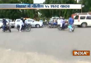 Nitish Kumar, Sharad Yadav supporters clash... Nitish Kumar, Sharad Yadav supporters clash...