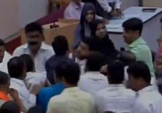 Scuffle in Aurangabad civic body over Vande... Scuffle in Aurangabad civic body over Vande...