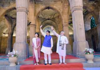 Shinzo Abe and PM Modi at Sidi Siyyed Ki Jaali -... Shinzo Abe and PM Modi at Sidi Siyyed Ki Jaali -...