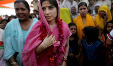 Dimple Yadav campaigning for UP polls - India TV Dimple Yadav campaigning for UP polls - India TV