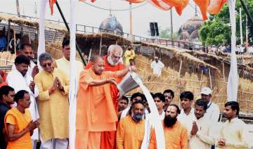 UP CM Yogi Adityanath performs worship of Saryu... UP CM Yogi Adityanath performs worship of Saryu...