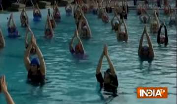 1000 women practice water yoga - India TV 1000 women practice water yoga - India TV