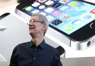 apple ceo tim cook teases reassures shareholders... apple ceo tim cook teases reassures shareholders...