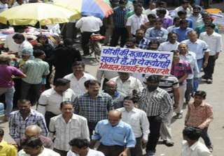 protesting jewellers meet sonia demand duty roll... protesting jewellers meet sonia demand duty roll...