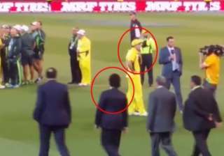 watch how glenn maxwell came running to hug... watch how glenn maxwell came running to hug...
