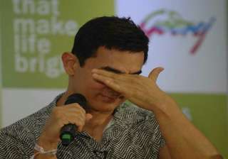 aamir khan cries while remembering struggling... aamir khan cries while remembering struggling...