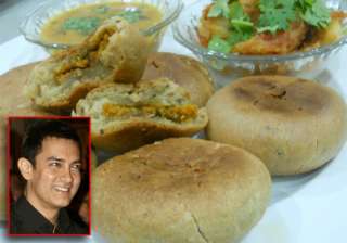 aamir khan tastes litti chokha in bihar - India TV aamir khan tastes litti chokha in bihar - India TV
