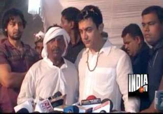 aamir attends wedding of auto driver s son -... aamir attends wedding of auto driver s son -...