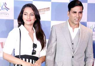akshay sonakshi walk the ramp for iijw fashion... akshay sonakshi walk the ramp for iijw fashion...
