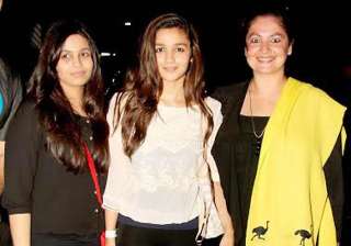 sisters love on display alia and pooja bhatt... sisters love on display alia and pooja bhatt...