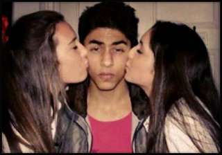 shah rukh khan s son aryan khan kissed by two... shah rukh khan s son aryan khan kissed by two...