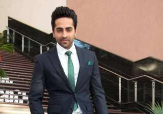 ayushmann leads bewakoofiyaan flash mob - India TV ayushmann leads bewakoofiyaan flash mob - India TV