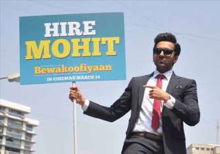 ayushmann khurrana leads bewakoofiyaan flash mob... ayushmann khurrana leads bewakoofiyaan flash mob...