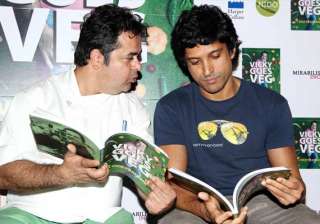 farhan akhtar launches chef vicky ratnani s book... farhan akhtar launches chef vicky ratnani s book...