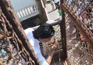 srk celebrates eid with family fans media - India... srk celebrates eid with family fans media - India...