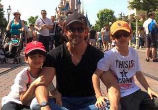 hrithik roshan s day out with kids hrehaan and... hrithik roshan s day out with kids hrehaan and...