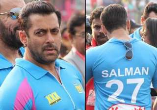 salman khan caught sporting his dabangg style at... salman khan caught sporting his dabangg style at...