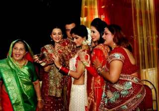 itna karo na mujhe pyar busy building memories... itna karo na mujhe pyar busy building memories...