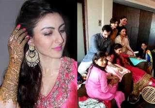 soha ali khan s mehendi ceremony bride along with... soha ali khan s mehendi ceremony bride along with...