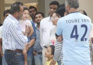 sanjay dutt s emotional moment with his crying... sanjay dutt s emotional moment with his crying...