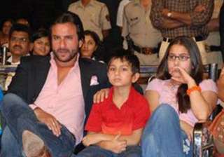 saif s kids turned back from mumbai airport -... saif s kids turned back from mumbai airport -...