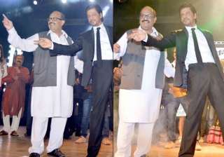 shah rukh khan makes politician amar singh dance... shah rukh khan makes politician amar singh dance...
