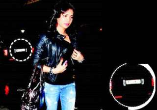 priyanka comes to airport in shahid s car - India... priyanka comes to airport in shahid s car - India...