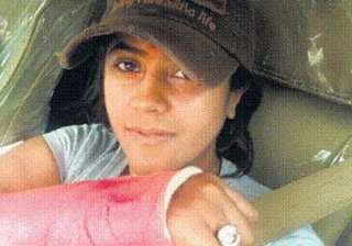 ekta injured after fall in a mumbai pothole -... ekta injured after fall in a mumbai pothole -...