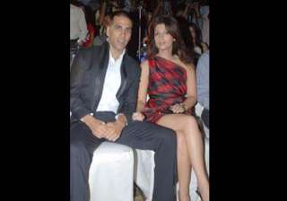 akshay destroys a man s cellphone camera - India... akshay destroys a man s cellphone camera - India...