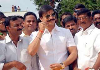vivek oberoi visits anantapur pays tributes to... vivek oberoi visits anantapur pays tributes to...
