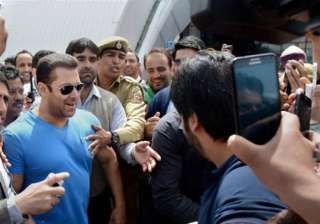 why is salman khan not shooting for bajrangi... why is salman khan not shooting for bajrangi...