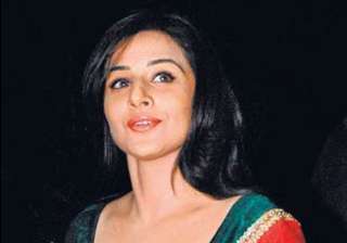 vidya balan has a shoulder problem - India TV vidya balan has a shoulder problem - India TV