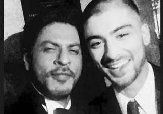 shah rukh khan s selfie with zayn malik goes... shah rukh khan s selfie with zayn malik goes...