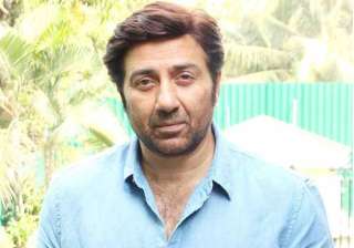 sunny deol gives punjabi lessons to child artist... sunny deol gives punjabi lessons to child artist...