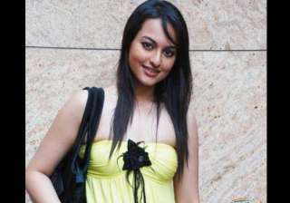 sonakshi gives her first pay cheque to salman s... sonakshi gives her first pay cheque to salman s...