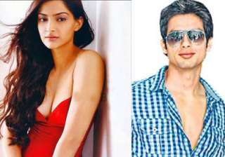 sonam refuses to kiss shahid - India TV sonam refuses to kiss shahid - India TV