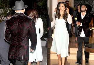 ranveer proposes deepika with a flower at farah... ranveer proposes deepika with a flower at farah...