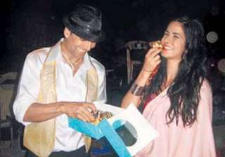 farah treats katrina to sweets after item song -... farah treats katrina to sweets after item song -...