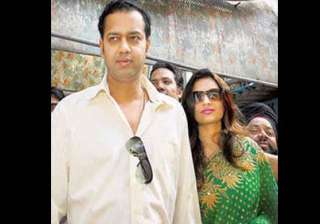 dimpy takes rahul mahajan to a shrink - India TV dimpy takes rahul mahajan to a shrink - India TV