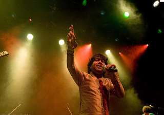 kailash kher mesmerizes karachi crowd - India TV kailash kher mesmerizes karachi crowd - India TV