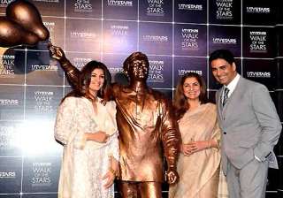 legendary actor rajesh khanna s statue unveiled... legendary actor rajesh khanna s statue unveiled...