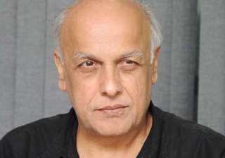 mahesh bhatt has taken charge of ravi kishan... mahesh bhatt has taken charge of ravi kishan...