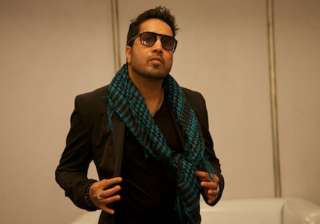 mika gifts his watch to mithun da on did - India... mika gifts his watch to mithun da on did - India...