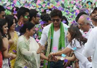 shah rukh dazzles eden with kisses dance see pics... shah rukh dazzles eden with kisses dance see pics...