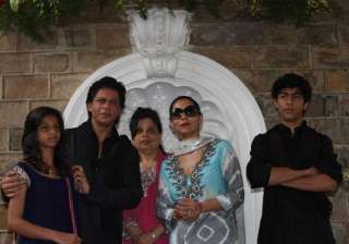 srk s stardom embarrasses his kids - India TV srk s stardom embarrasses his kids - India TV